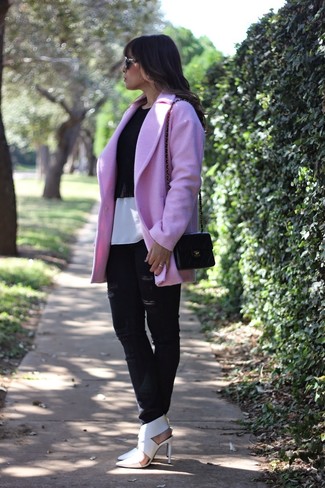 Schwarze gesteppte Leder Umhängetasche kombinieren – 394 Damen Outfits: Vereinigen Sie einen rosa Mantel mit einer schwarzen gesteppten Leder Umhängetasche, um ein lockeres Outfit zu erreichen. Weiße Leder Pumps sind eine kluge Wahl, um dieses Outfit zu vervollständigen.