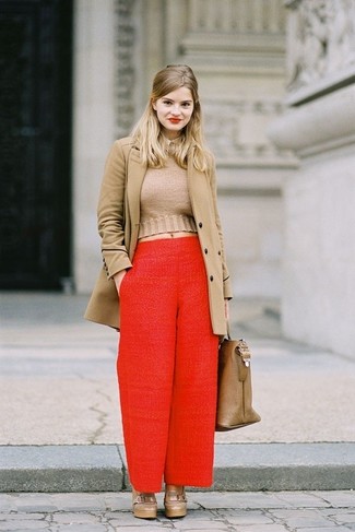 Rotbraune Leder Slipper kombinieren – 37 Damen Outfits: Sie möchten Ihren Alltags-Stil perfektionieren? Tragen Sie einen beige Mantel und eine rote weite Hose. Rotbraune Leder Slipper sind eine gute Wahl, um dieses Outfit zu vervollständigen.