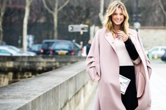 Silberne Leder Clutch kombinieren – 147 Damen Outfits: Ein rosa Mantel und eine silberne Leder Clutch schaffen ein lockeres City-Outfit, das aber immer schick bleibt.