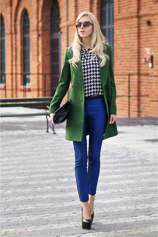 Blaue enge Hose kombinieren – 89 Damen Outfits: Sie möchten den anspruchsvollen Freizeit-Look perfektionieren? Paaren Sie einen grünen Mantel mit einer blauen enger Hose. Schwarze Leder Pumps sind eine perfekte Wahl, um dieses Outfit zu vervollständigen.
