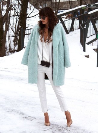 Hellblauen Mantel kombinieren – 64 Damen Outfits: Tragen Sie einen hellblauen Mantel zu einer weißen enger Hose, um einen modischen Casual-Look zu kreieren. Komplettieren Sie Ihr Outfit mit beige Leder Pumps.