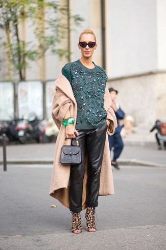 Olivgrüne Bluse kombinieren – 56 Damen Outfits: Für diesen lockeren Look eignen sich eine olivgrüne Bluse und eine schwarze Freizeithose aus Leder ganz gut. Braune Leder Sandaletten mit Leopardenmuster sind eine perfekte Wahl, um dieses Outfit zu vervollständigen.
