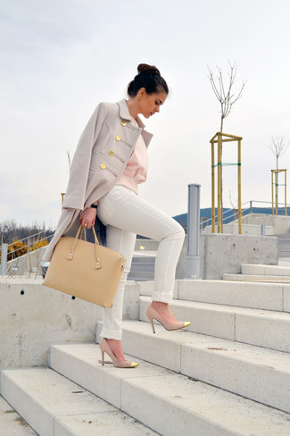 Fuchsia Langarmbluse kombinieren – 34 Damen Outfits: Probieren Sie die Kombination aus einer fuchsia Langarmbluse und weißen Jeans, um ein super lässiges, aber dennoch stilsicheres Outfit zu kreieren. Hellbeige Wildleder Pumps sind eine ideale Wahl, um dieses Outfit zu vervollständigen.