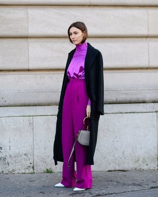 Lila Hose kombinieren – 34 Damen Outfits: Um ein modernes Freizeit-Outfit zu erzeugen, vereinigen Sie einen schwarzen Mantel mit einer lila Hose. Weiße Leder Pumps sind eine perfekte Wahl, um dieses Outfit zu vervollständigen.