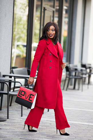 kalt Wetter Outfits Damen 2024: Ein roter Mantel und eine rote weite Hose sind hervorragend geeignet, um ein verfeinertes und gleichzeitig müheloses Outfit zu erhalten. Schwarze wildleder pumps sind eine perfekte Wahl, um dieses Outfit zu vervollständigen.