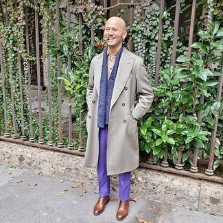 kühl Wetter Outfits Herren 2024: Erwägen Sie das Tragen von einem grauen Mantel und einer violetten Anzughose für eine klassischen und verfeinerte Silhouette. Dieses Outfit passt hervorragend zusammen mit braunen Lederformellen stiefeln.