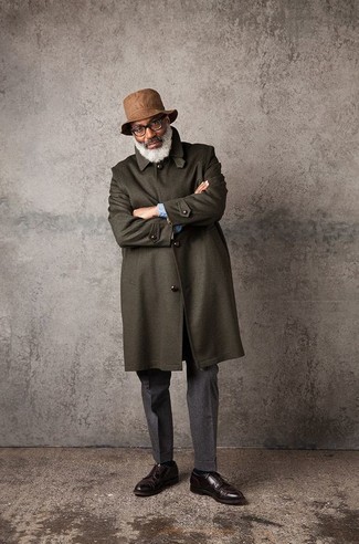 Braune Leder Derby Schuhe kombinieren – 499 Elegante Herren Outfits: Vereinigen Sie einen olivgrünen Mantel mit einer dunkelgrauen Wollanzughose, um vor Klasse und Perfektion zu strotzen. Wählen Sie die legere Option mit braunen Leder Derby Schuhen.