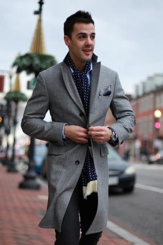 Dunkelgraues Einstecktuch kombinieren – 222 Elegante Herren Outfits: Paaren Sie einen grauen Mantel mit einem dunkelgrauen Einstecktuch für einen entspannten Wochenend-Look.