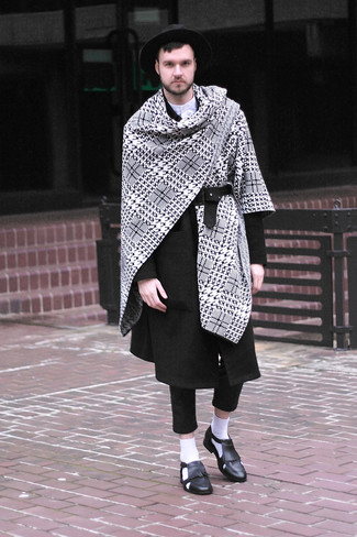 Weißen Schal kombinieren – 133 Herren Outfits: Für ein bequemes Couch-Outfit, kombinieren Sie einen schwarzen Mantel mit einem weißen Schal. Fühlen Sie sich mutig? Wählen Sie schwarzen Leder Slipper mit Quasten.