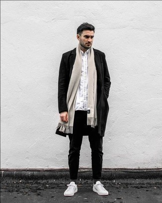 Hellbeige Schal kombinieren – 335 Herren Outfits: Für ein bequemes Couch-Outfit, vereinigen Sie einen schwarzen Mantel mit einem hellbeige Schal. Weiße Segeltuch niedrige Sneakers sind eine gute Wahl, um dieses Outfit zu vervollständigen.