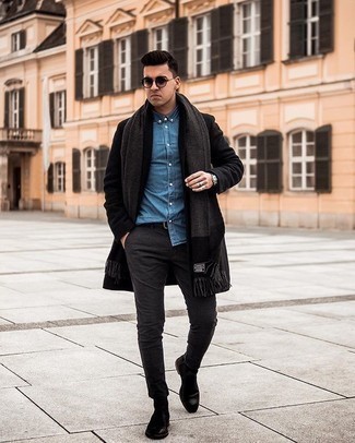 Dunkelgrauen Schal kombinieren – 500+ Herren Outfits: Für ein bequemes Couch-Outfit, kombinieren Sie einen schwarzen Mantel mit einem dunkelgrauen Schal. Fühlen Sie sich ideenreich? Ergänzen Sie Ihr Outfit mit schwarzen Chelsea Boots aus Leder.