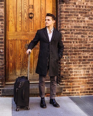 Welche Oxford Schuhe mit brauner Chinohose zu tragen – 5 Herren Outfits kühl Wetter: Kombinieren Sie einen schwarzen Mantel mit einer braunen Chinohose für Ihren Bürojob. Fühlen Sie sich mutig? Entscheiden Sie sich für Oxford Schuhe.