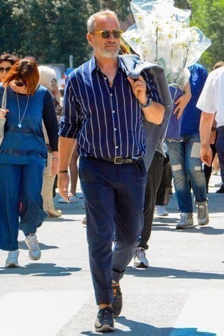 50 Jährige: Blaue Sportschuhe kombinieren – 8 Smart-Casual Herren Outfits: Vereinigen Sie einen grauen Mantel mit einer dunkelblauen Chinohose für einen für die Arbeit geeigneten Look. Suchen Sie nach leichtem Schuhwerk? Komplettieren Sie Ihr Outfit mit blauen Sportschuhen für den Tag.