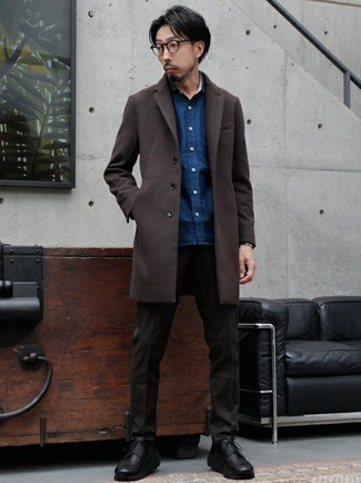 30 Jährige: Wie braunen Mantel mit brauner Chinohose zu kombinieren – 33 Herren Outfits: Kombinieren Sie einen braunen Mantel mit einer braunen Chinohose für einen für die Arbeit geeigneten Look. Fühlen Sie sich mutig? Entscheiden Sie sich für schwarzen klobigen Leder Derby Schuhe.