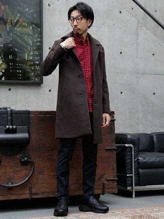 dunkelbrauner Mantel, rotes und dunkelblaues Langarmhemd mit Vichy-Muster, dunkelblaue Chinohose, schwarze klobige Leder Derby Schuhe für Herren
