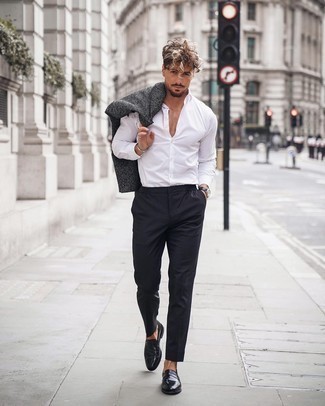 Dunkelgrauen Mantel kombinieren – 500+ Smart-Casual Herren Outfits: Paaren Sie einen dunkelgrauen Mantel mit einer schwarzen Chinohose für Drinks nach der Arbeit. Putzen Sie Ihr Outfit mit schwarzen Leder Slippern.