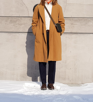 Braunen Ledergürtel kombinieren – 367 Smart-Casual Herren Outfits kühl Wetter: Für ein bequemes Couch-Outfit, tragen Sie einen rotbraunen Mantel und einen braunen Ledergürtel. Fühlen Sie sich ideenreich? Komplettieren Sie Ihr Outfit mit dunkelbraunen Chukka-Stiefeln aus Leder.