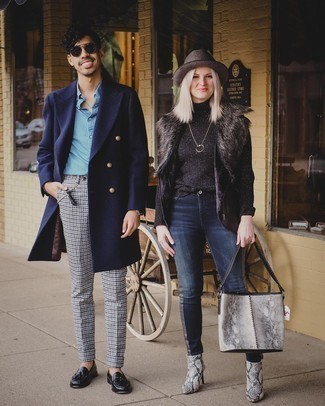Welche Slipper mit Quasten mit grauer Chinohose zu tragen – 220 Herren Outfits: Kombinieren Sie einen dunkelblauen Mantel mit einer grauen Chinohose, wenn Sie einen gepflegten und stylischen Look wollen. Fühlen Sie sich ideenreich? Entscheiden Sie sich für Slipper mit Quasten.