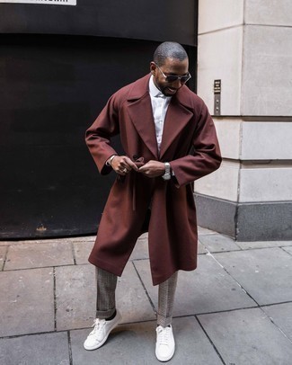 Hose mit Vichy-Muster kombinieren – 45 Herren Outfits: Perfektionieren Sie den modischen Freizeitlook mit einem braunen Mantel und einer Hose mit Vichy-Muster. Weiße Segeltuch niedrige Sneakers sind eine ideale Wahl, um dieses Outfit zu vervollständigen.