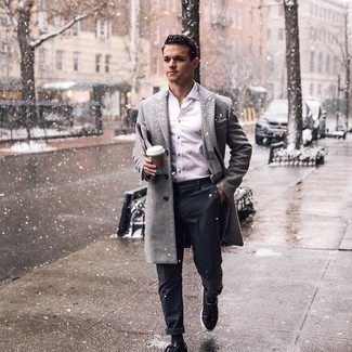 Dunkelgraue Chinohose kombinieren – 500+ Herren Outfits kalt Wetter: Kombinieren Sie einen grauen Mantel mit einer dunkelgrauen Chinohose, um einen eleganten, aber nicht zu festlichen Look zu kreieren. Fühlen Sie sich ideenreich? Wählen Sie schwarzen Leder niedrige Sneakers.