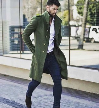 30 Jährige: Welche enge Jeans mit brauner Chelsea Boots zu tragen – 75 Frühling Herren Outfits: Kombinieren Sie einen dunkelgrünen Mantel mit engen Jeans für einen bequemen Alltags-Look. Fühlen Sie sich mutig? Ergänzen Sie Ihr Outfit mit braunen Chelsea Boots. Dieses Outfit könnte zu Ihren Lieblings-Frühlings-Look werden!