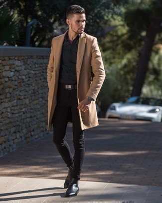 Camel Mantel kombinieren – 500+ Herbst Herren Outfits: Tragen Sie einen camel Mantel und schwarzen enge Jeans für einen bequemen Alltags-Look. Fühlen Sie sich mutig? Entscheiden Sie sich für schwarzen Chelsea Boots aus Leder. Dieser Look ist hervorragend für den Herbst geeignet.