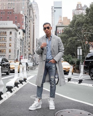 Grauen Überzug kombinieren – 500+ Herren Outfits: Tragen Sie einen grauen Überzug und blauen Jeans mit Destroyed-Effekten für einen bequemen Alltags-Look. Wählen Sie weißen hohe Sneakers aus Leder, um Ihr Modebewusstsein zu zeigen.