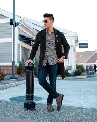 Dunkelbraune Wildlederfreizeitstiefel kombinieren – 500+ Herren Outfits: Vereinigen Sie einen schwarzen Mantel mit dunkelblauen Jeans für Drinks nach der Arbeit. Eine dunkelbraune Wildlederfreizeitstiefel sind eine perfekte Wahl, um dieses Outfit zu vervollständigen.