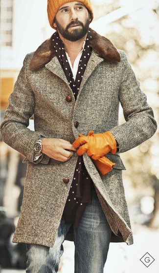 grauer Mantel mit Hahnentritt-Muster, weißes Langarmhemd, graue Jeans, orange Mütze für Herren