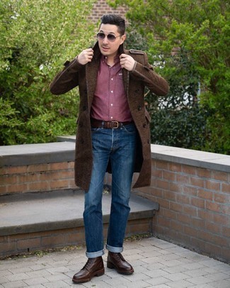 Braune Lederfreizeitstiefel kombinieren – 306 Herren Outfits kalt Wetter: Entscheiden Sie sich für einen dunkelbraunen Mantel und dunkelblauen Jeans für Ihren Bürojob. Vervollständigen Sie Ihr Look mit einer braunen Lederfreizeitstiefeln.