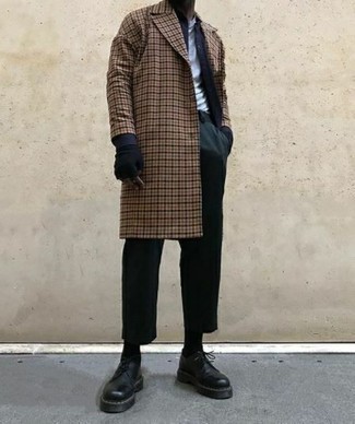 Camel Mantel mit Vichy-Muster kombinieren – 8 Herren Outfits: Kombinieren Sie einen camel Mantel mit Vichy-Muster mit einer schwarzen Chinohose für Ihren Bürojob. Vervollständigen Sie Ihr Outfit mit schwarzen klobigen Leder Derby Schuhen, um Ihr Modebewusstsein zu zeigen.