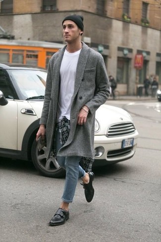 Graues Langarmhemd mit Schottenmuster kombinieren – 164 Herren Outfits: Kombinieren Sie ein graues Langarmhemd mit Schottenmuster mit grauen engen Jeans für einen entspannten Wochenend-Look. Schwarze Doppelmonks aus Leder bringen Eleganz zu einem ansonsten schlichten Look.