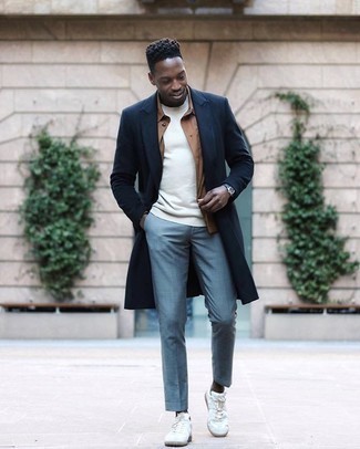 Braunes Hemd kombinieren – 83 Herren Outfits kühl Wetter: Vereinigen Sie ein braunes Hemd mit einer hellblauen Anzughose für eine klassischen und verfeinerte Silhouette. Weiße Segeltuch niedrige Sneakers sind eine kluge Wahl, um dieses Outfit zu vervollständigen.