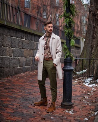 Dunkelgrüne Cargohose kombinieren – 500+ Herren Outfits: Tragen Sie einen beigen Mantel und eine dunkelgrüne Cargohose, wenn Sie einen gepflegten und stylischen Look wollen. Dieses Outfit passt hervorragend zusammen mit einer braunen Wildlederfreizeitstiefeln.