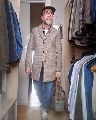 50 Jährige: kalt Wetter Outfits Herren 2024: Perfektionieren Sie den modischen Freizeitlook mit einem camel Mantel mit Schottenmuster und blauen Jeans.