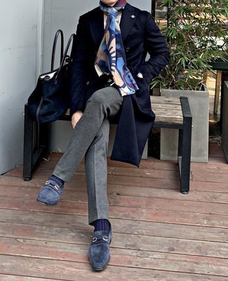 Mehrfarbigen bedruckten Schal kombinieren – 69 Herren Outfits: Ein dunkelblauer Mantel und ein mehrfarbiger bedruckter Schal sind eine perfekte Wochenend-Kombination. Komplettieren Sie Ihr Outfit mit dunkelblauen Wildleder Slippern, um Ihr Modebewusstsein zu zeigen.