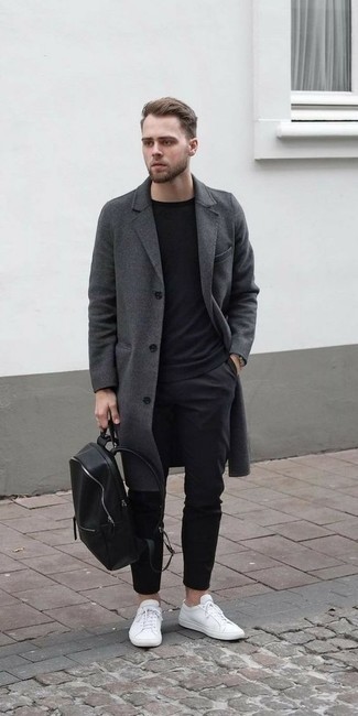 20 Jährige: Rucksack kombinieren – 43 Smart-Casual Frühling Herren Outfits: Tragen Sie einen dunkelgrauen Mantel und einen Rucksack für einen entspannten Wochenend-Look. Vervollständigen Sie Ihr Look mit weißen Leder niedrigen Sneakers. So einfach kann ein cooler Frühlings-Look sein.