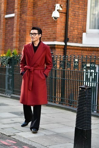 roter Mantel, schwarzes Langarmshirt, schwarze Chinohose, schwarze Chelsea Boots aus Leder für Herren