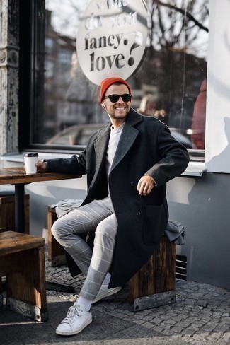 Wie niedrige Sneakers mit Mantels zu kombinieren – 500+ Herren Outfits kalt Wetter: Kombinieren Sie einen Mantel mit einer grauen Chinohose mit Karomuster für Ihren Bürojob. Fühlen Sie sich ideenreich? Vervollständigen Sie Ihr Outfit mit niedrigen Sneakers.