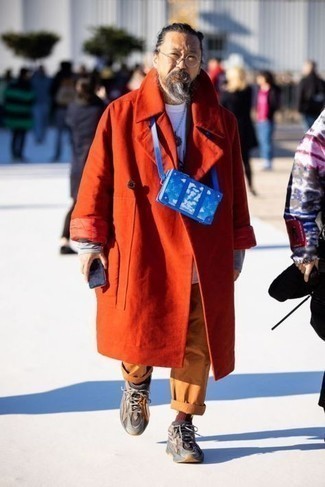 Orange Überzug kombinieren – 74 Herren Outfits kalt Wetter: Die Paarung aus einem orange Überzug und einer rotbraunen Chinohose ist eine großartige Wahl für einen Tag im Büro. Braune Sportschuhe sind eine perfekte Wahl, um dieses Outfit zu vervollständigen.