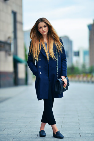 Schwarze gesteppte Leder Umhängetasche kombinieren – 394 Damen Outfits: Ein dunkelblauer Mantel und eine schwarze gesteppte Leder Umhängetasche sind wunderbar geeignet, um einen lässigen Look zu erhalten. Fühlen Sie sich ideenreich? Komplettieren Sie Ihr Outfit mit schwarzen Leder Slippern.