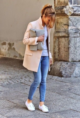 Hellbeige Mantel kombinieren – 314 Smart-Casual Damen Outfits kühl Wetter: Probieren Sie die Paarung aus einem hellbeige Mantel und blauen engen Jeans, um sich selbstbewusst zu fühlen und schick auszusehen. Suchen Sie nach leichtem Schuhwerk? Komplettieren Sie Ihr Outfit mit weißen niedrigen Sneakers für den Tag.