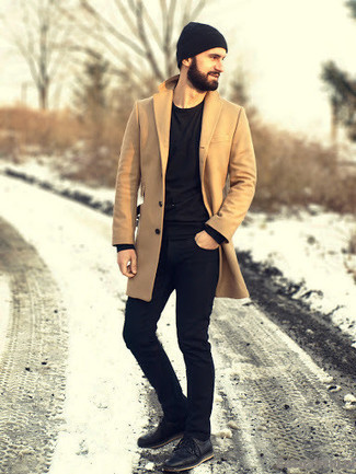 Camel Mantel kombinieren – 500+ Herren Outfits: Tragen Sie einen camel Mantel und schwarzen Jeans für einen für die Arbeit geeigneten Look. Machen Sie Ihr Outfit mit schwarzen Leder Derby Schuhen eleganter.