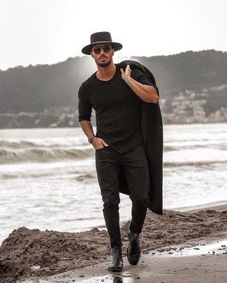 Schwarzen Hut kombinieren – 390 Herren Outfits: Für ein bequemes Couch-Outfit, kombinieren Sie einen schwarzen Mantel mit einem schwarzen Hut. Fühlen Sie sich mutig? Ergänzen Sie Ihr Outfit mit schwarzen Chelsea Boots aus Leder.
