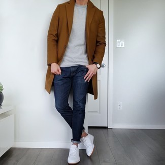 30 Jährige: Weiße Leder niedrige Sneakers kombinieren – 500+ Smart-Casual Herren Outfits: Kombinieren Sie einen braunen Mantel mit dunkelblauen Jeans, um einen eleganten, aber nicht zu festlichen Look zu kreieren. Weiße Leder niedrige Sneakers leihen Originalität zu einem klassischen Look.