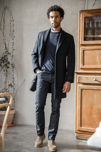 Dunkelgrauen Mantel kombinieren – 500+ Herren Outfits: Paaren Sie einen dunkelgrauen Mantel mit dunkelgrauen Jeans für einen für die Arbeit geeigneten Look. Fühlen Sie sich ideenreich? Wählen Sie beige Chelsea Boots aus Wildleder.