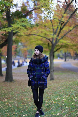 Blauen Mantel kombinieren – 189 Damen Outfits: Um eine legere und coole Silhouette zu zaubern, probieren Sie diese Kombi aus einem blauen Mantel und schwarzen Lederleggings. Vervollständigen Sie Ihr Look mit schwarzen niedrigen Sneakers.