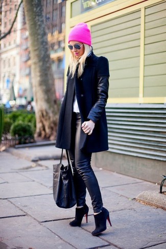 schwarzer Ledermantel, schwarze Lederleggings, schwarze Wildleder Stiefeletten, schwarze Shopper Tasche aus Leder für Damen