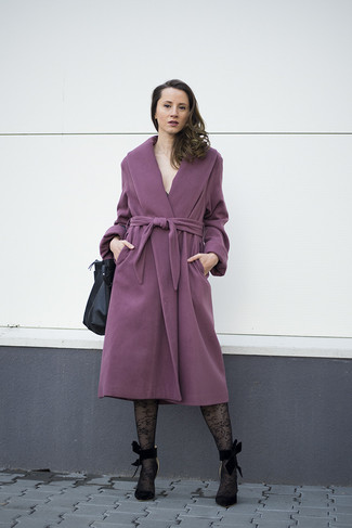 Hellvioletten Mantel kombinieren – 24 Damen Outfits: Machen Sie sich mit einem hellvioletten Mantel einen schnittigen, mühelosen Stil zu Nutze. Schwarze Wildleder Pumps sind eine kluge Wahl, um dieses Outfit zu vervollständigen.