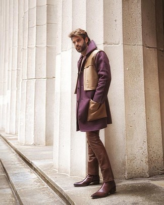 Braune Lederjeans kombinieren – 2 Herren Outfits: Paaren Sie einen lila Mantel mit braunen Lederjeans, um einen eleganten, aber nicht zu festlichen Look zu kreieren. Putzen Sie Ihr Outfit mit braunen Chelsea Boots aus Leder.